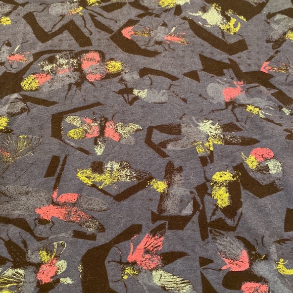 🥭 (4 for $15) Insect Abstract V-Neck - Picture 5 of 8